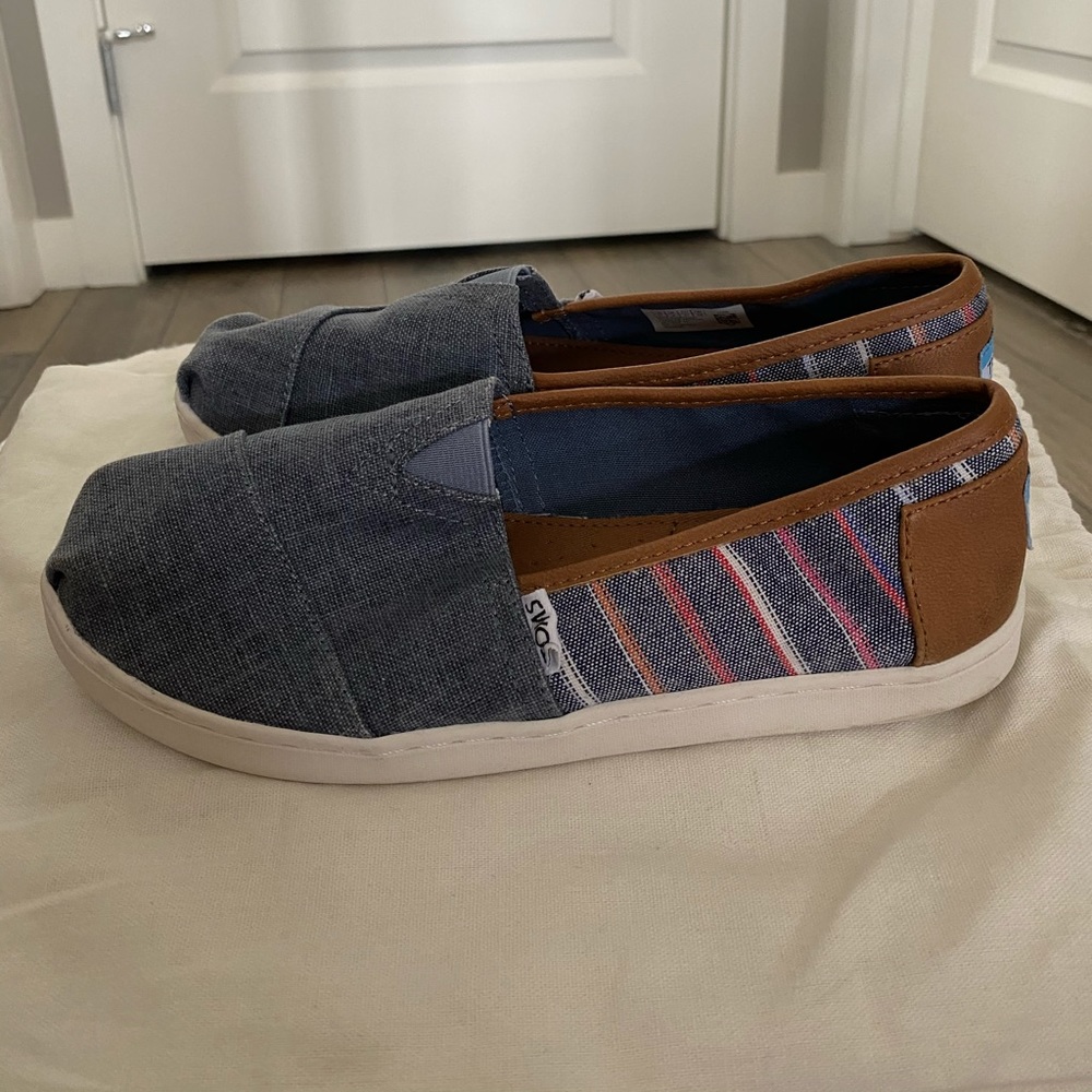 Women size 6.5 / Youth size 5 - TOMS (gently used condition)